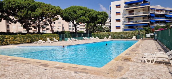 Outdoor pool - Agréable T2 Climatisé, Accès Piscine Privée, 6eme Avec Ascenseur, vue mer à 50 m (Cagnes-sur-Mer)