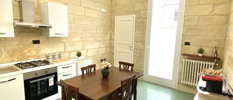 Oven, stovetop, coffee/tea maker, electric kettle