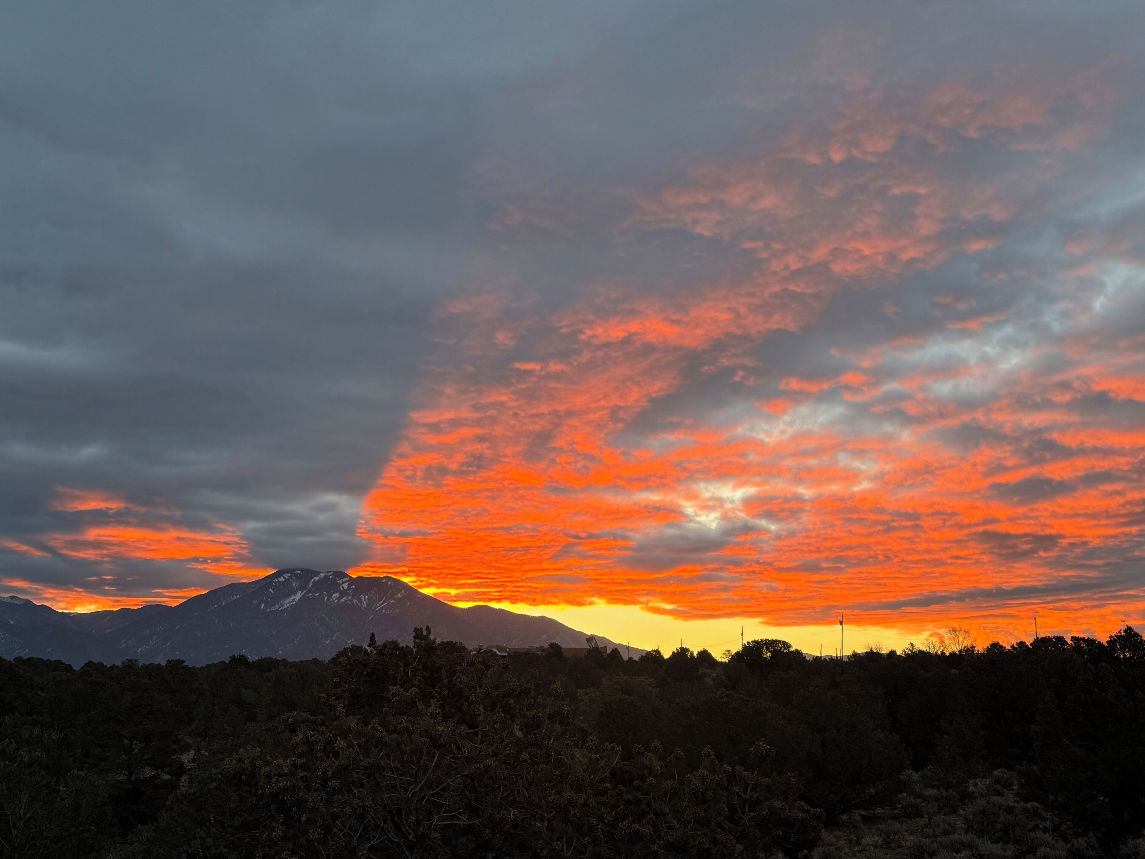 Eine Berglandschaft im Abendrot.