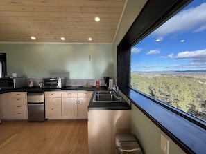 Refrigerador, microondas, parrilla de estufa y cafetera y tetera