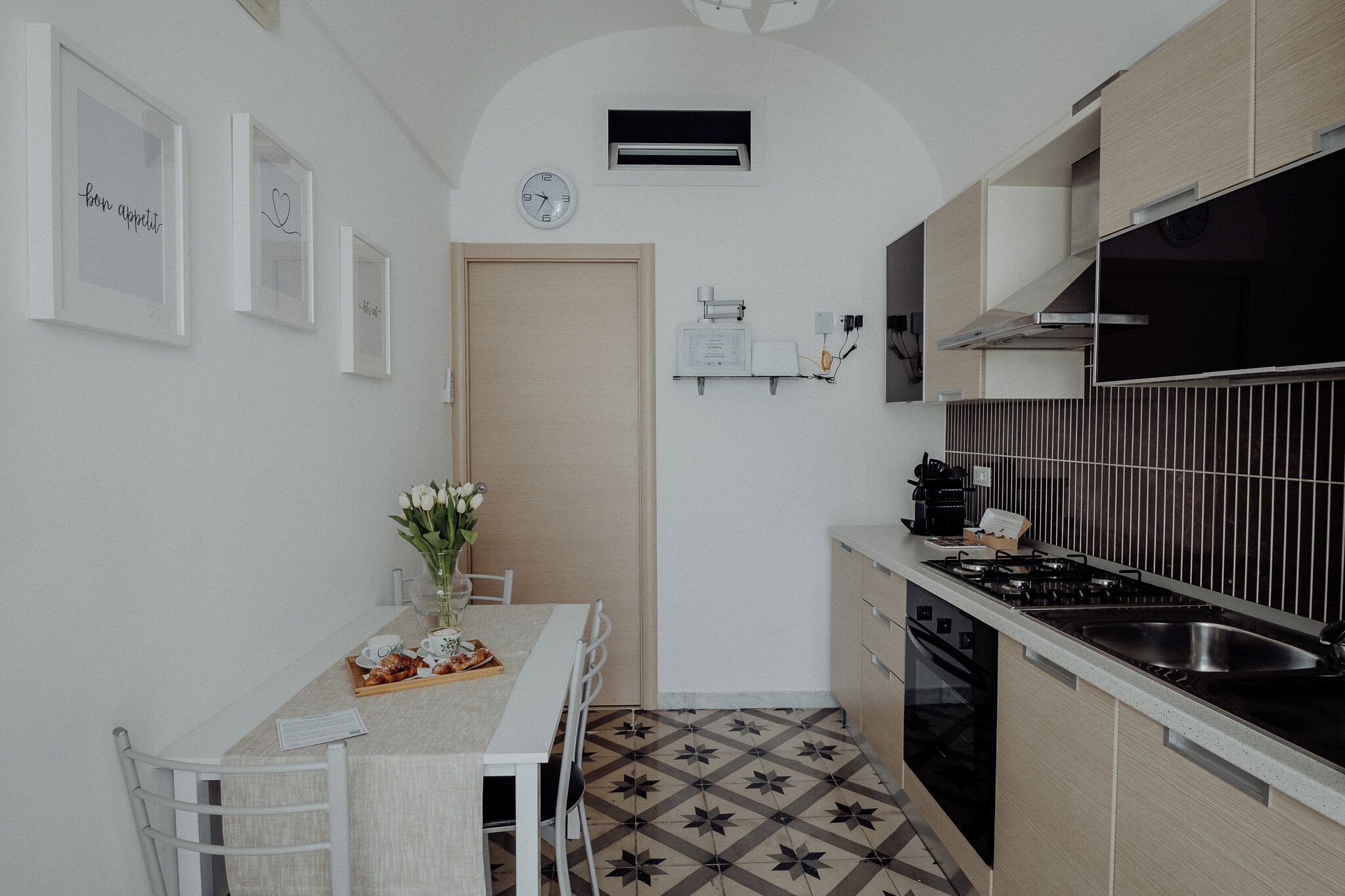 Kühlschrank, Ofen, Herdplatte, Kochgeschirr/Geschirr/Besteck