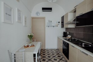 Fridge, oven, stovetop, cookware/dishes/utensils