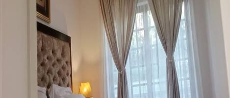 4 bedrooms, iron/ironing board, free WiFi, bed sheets