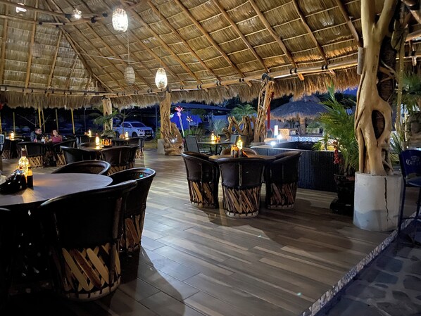 住宿正面 - 傍晚/夜晚