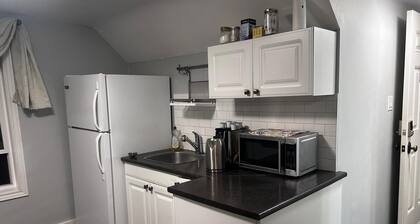 St. Boniface Cozy Second Floor Suite