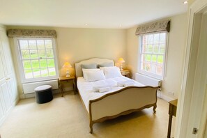 Basic House | 6 bedrooms, iron/ironing board, bed sheets - Stunning 6-bed Country House With Heated Pool (Ashford)