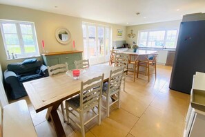 Basic House | Private kitchen | Fridge, microwave, oven, stovetop