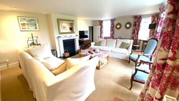 Basic House | Interior