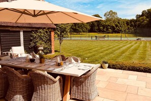 Basic House | Outdoor dining - Stunning 6-bed Country House With Heated Pool (Ashford)