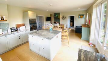 Basic House | Private kitchen | Fridge, microwave, oven, stovetop