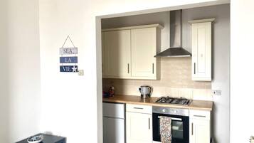 Appartamento Basic | Cucina privata | Frigorifero, microonde, forno, piano cottura