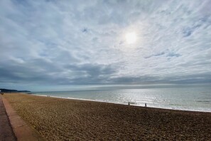 Basic Apartment | Beach | On the beach, beach towels - Beachfront Bolthole With Seaview in Idyllic Hythe (Hythe)