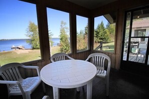 Dining - "Lakeside Landing" Escape to paradise (Seven Sister Falls)