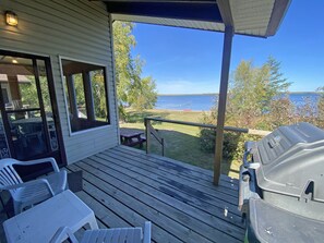Terrace/patio - "Lakeside Landing" Escape to paradise (Seven Sister Falls)