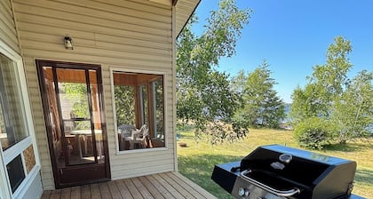 "Deja Blue" Breezy beachfront bliss!