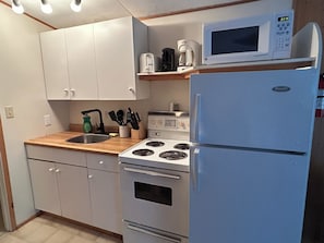 Kjøleskap, mikrobølgeovn, ovn og kokeplater