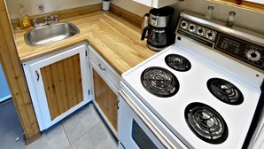 Kaffetrakter/tekoker, kjøleskap, mikrobølgeovn og ovn