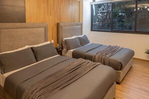 6 bedrooms, iron/ironing board, travel crib, free WiFi - Central Polanco: Steps From Sights, Terrace & Desk (Ciudad de México)