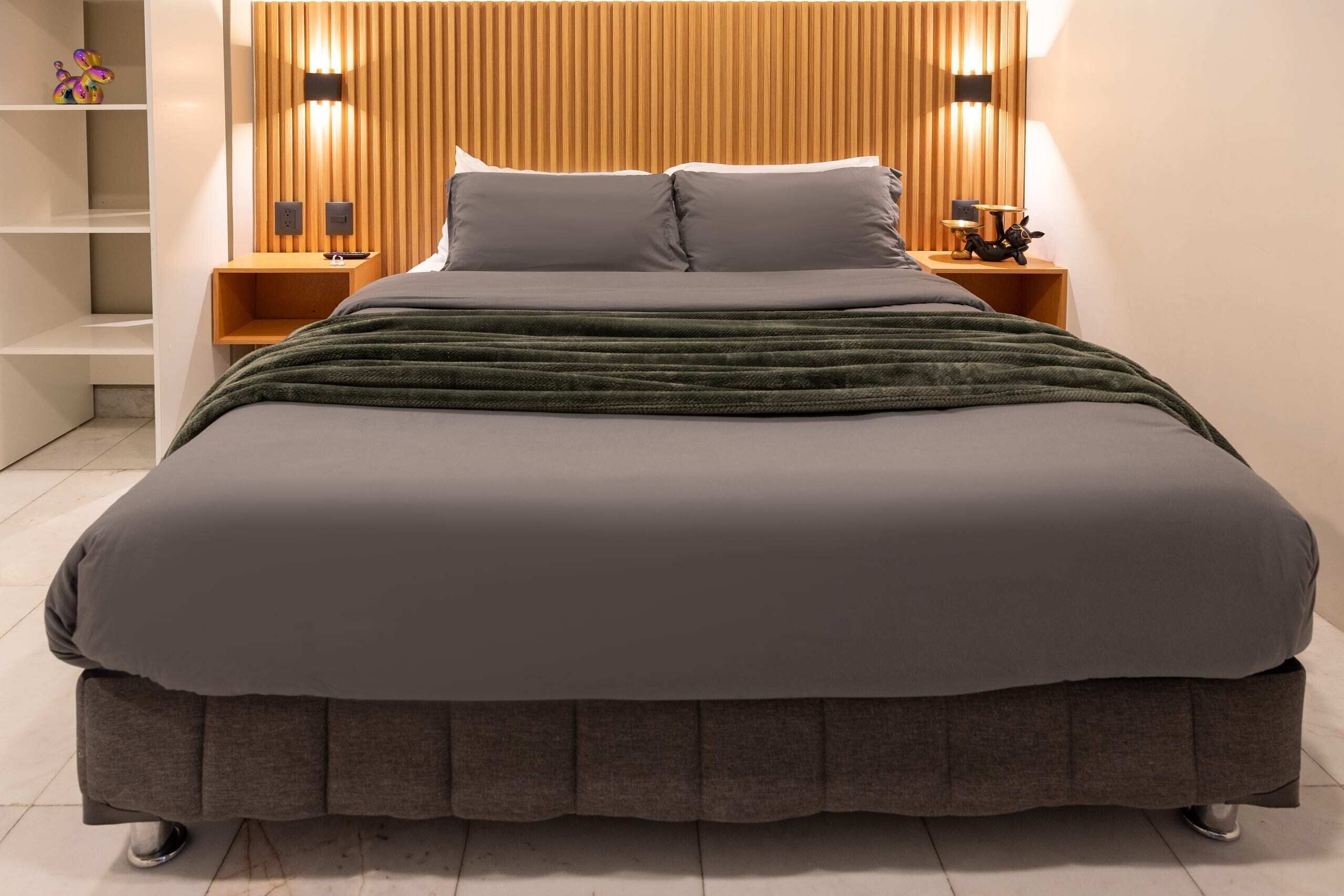 6 dormitorios, escritorio, tabla de planchar con plancha y cuna de viaje