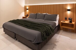 6 sovrum, värdeförvaringsskåp på rummet och skrivbord