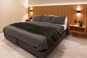 6 Schlafzimmer, Zimmersafe, Schreibtisch, Bügeleisen/Bügelbrett