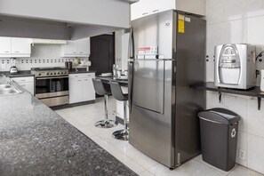 Een koelkast, een magnetron, een oven, een kookplaat