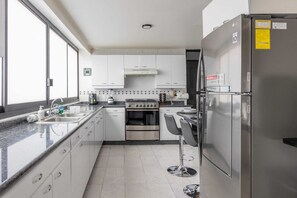 Kylskåp, mikrovågsugn, ugn och spishäll