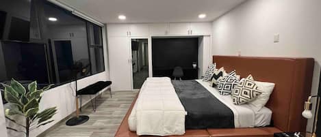 5 dormitorios, caja fuerte, escritorio y tabla de planchar con plancha