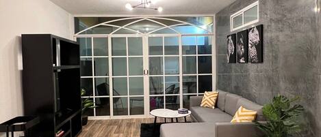 Een smart-tv, boeken en een kantoor