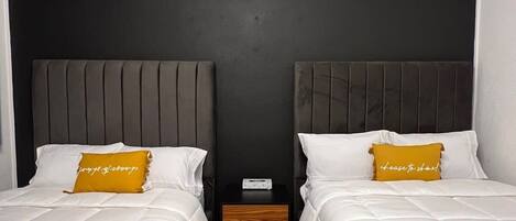 4 chambres, coffres-forts dans les chambres, bureau