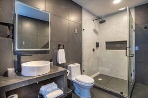 Shower, hair dryer, towels - Polanco Stay: Outdoor Space & Explore Nearby (Ciudad de México)