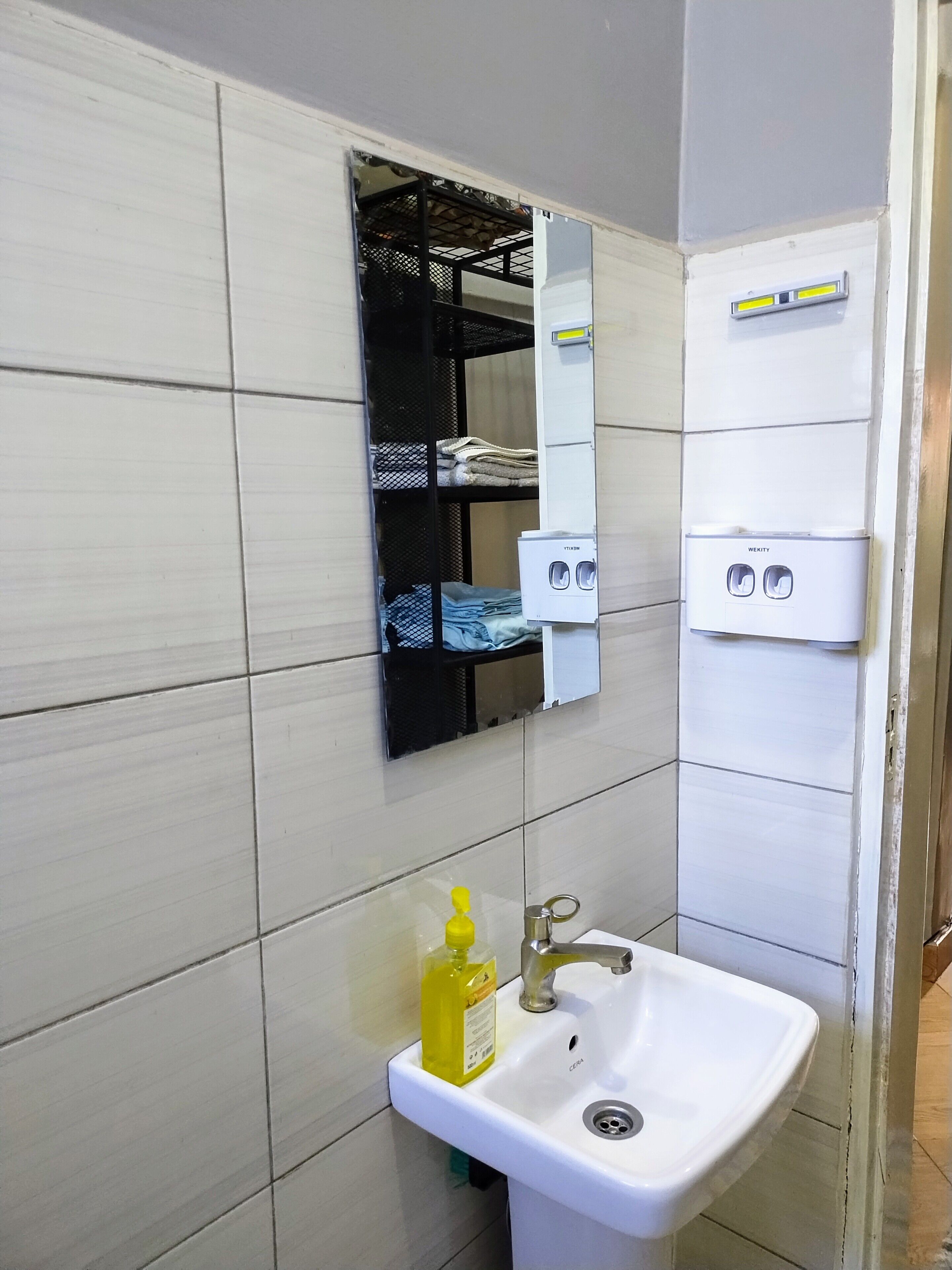 Secadora de cabello, toallas, jabón, papel de baño 