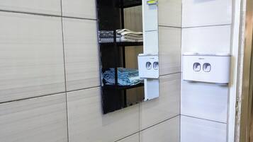 Sèche-cheveux, serviettes fournies, savon, papier toilette