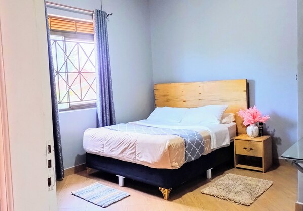 1 bedroom, desk, iron/ironing board, WiFi - 🌄 cozy staycation (Kira Town, Central Region, Uganda)