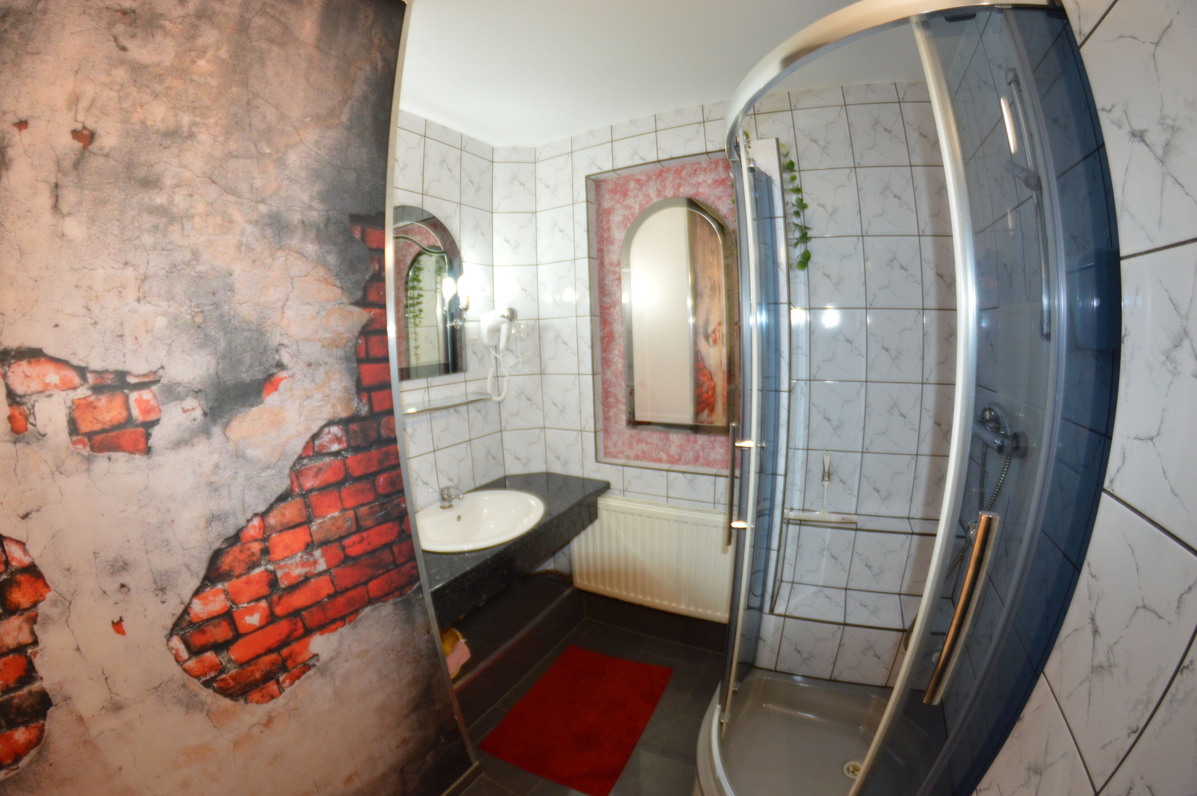 Deluxe Quadruple Room | Bathroom