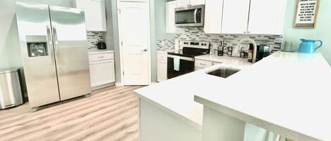 Réfrigérateur, micro-ondes, four, plaque de cuisson