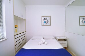 Apartamento básico | 1 quarto, escrivaninha, cortinas blackout, ferros/tábuas de passar roupa