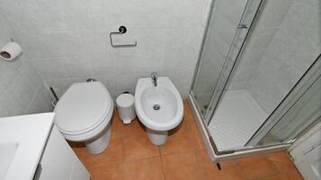 Dusche, Haartrockner, Bidet, HandtĂŒcher