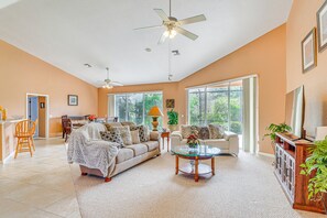 TV, books - 1 Mi to Rainbow Springs State Park: Home w/ Lanai! (Dunnellon)