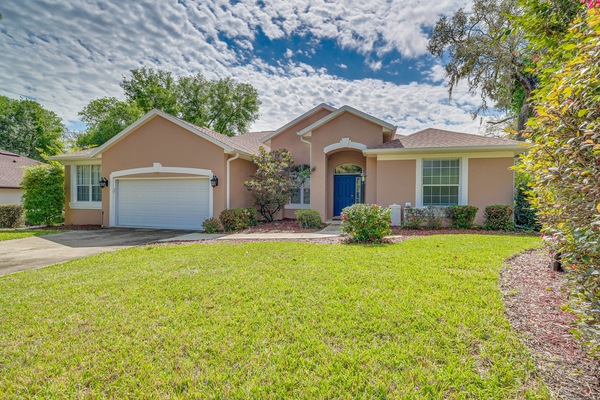 Dunnellon Vacation Rental | 3BR | 2BA | 2 Steps to Enter | 2,116 Sq Ft