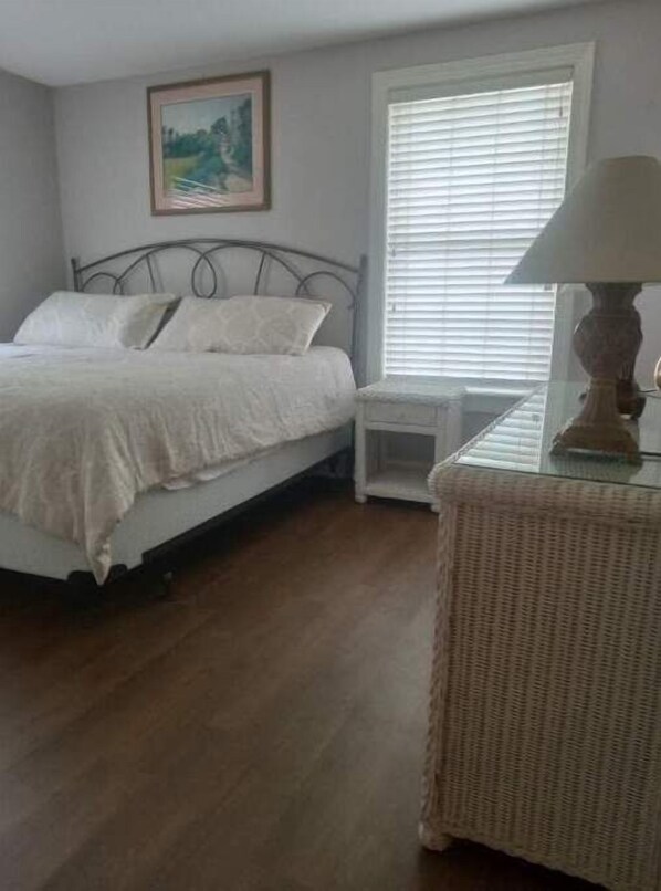 3 bedrooms, WiFi - Cozy beach house two blocks from the beach with sunsets over the sound. (Rodanthe)
