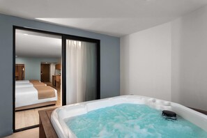 Room, Multiple Beds, Non Smoking | Hypo-allergenic bedding, in-room safe, desk, laptop workspace - Wyndham Garden Mazatlan Marina (Mazatlán)