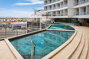 Outdoor pool, pool umbrellas - Wyndham Garden Mazatlan Marina (Mazatlán)