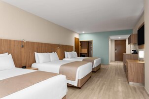 Ropa de cama hipoalergénica y caja de seguridad en la habitación 