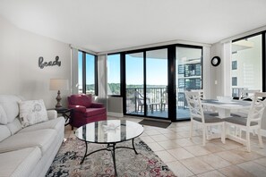 Leilighet, 1 dobbeltseng med sovesofa (Sunbird 601W) | Oppholdsområde | TV