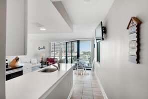 Condo, 1 cama matrimonial y sofá cama (Sunbird 601W) | Interior