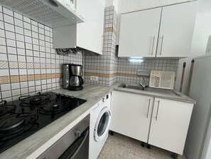 Réfrigérateur, micro-ondes, four, cafetière/bouilloire