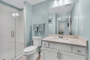 Apartment, 1 King-Bett und Schlafsofa (Calypso 3-208) | Badezimmer