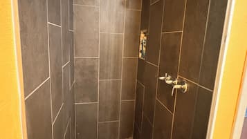 Doccia, asciugamani, sapone, shampoo