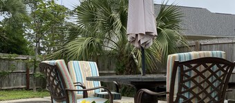 Welcome to the Jungle - suite 5 mins from the beach!